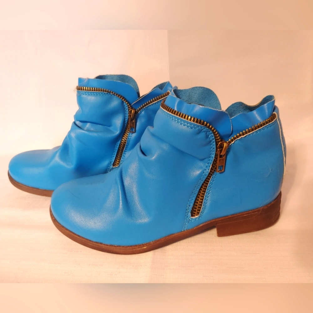 Adorable boot shoes in bright turquoise sz8